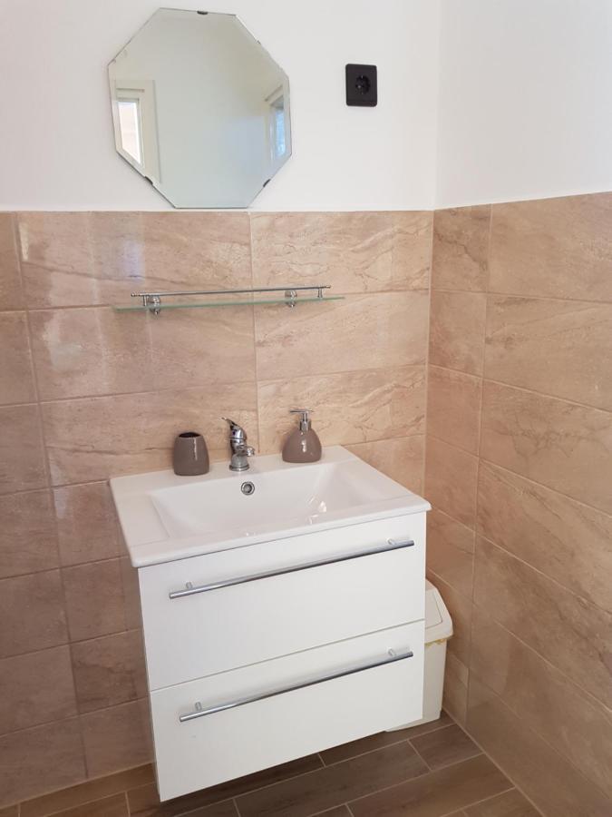 Henrietta Apartmanhaz Apartment ซาลาคาโรส ภายนอก รูปภาพ